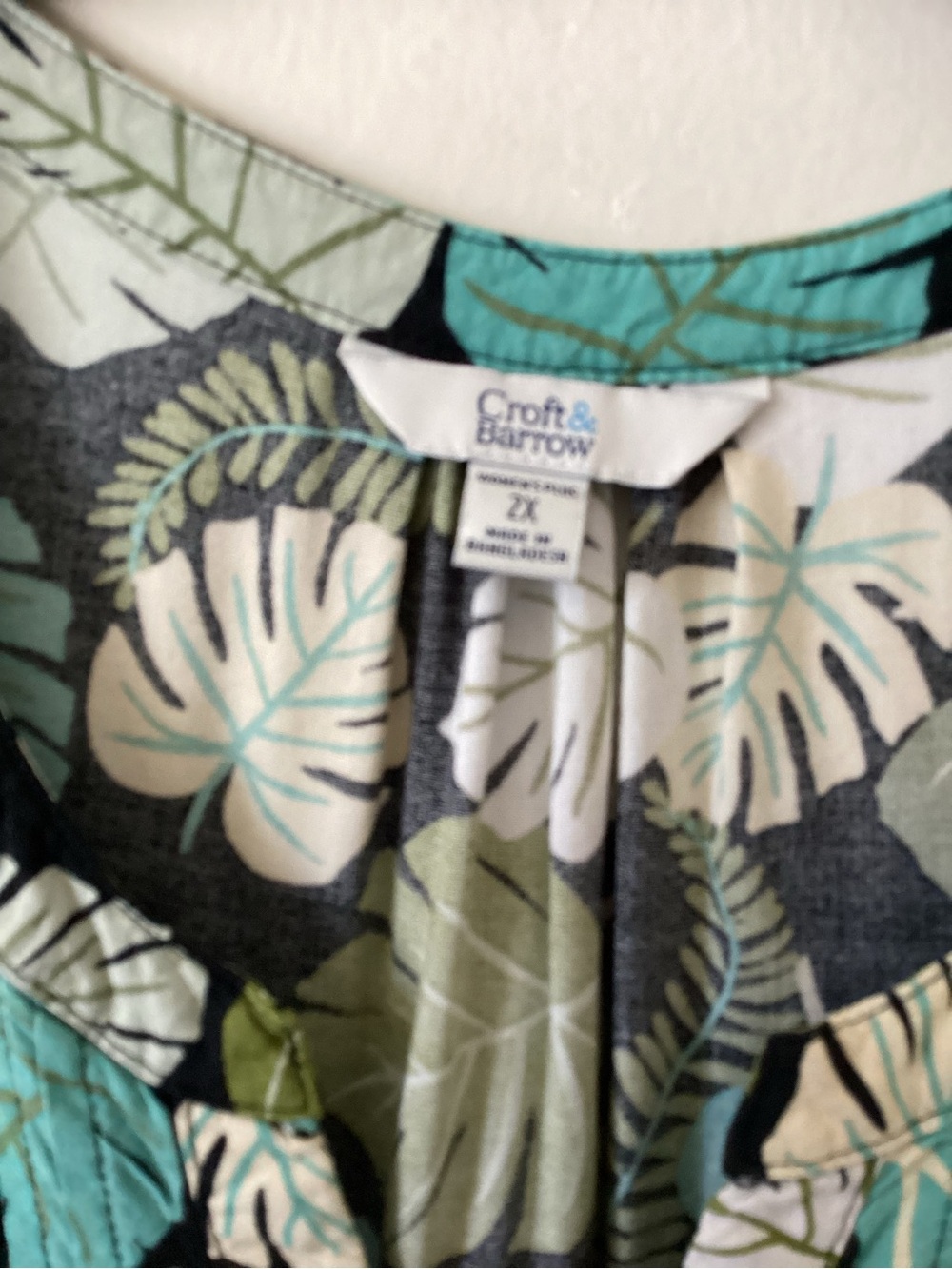 Sleeveless Tropical Leaf V-Neck Top - Black & Green - Picture 3 of 3
